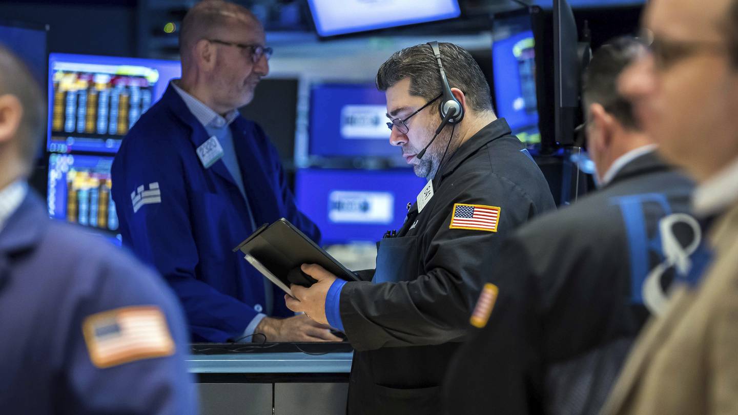 wall-street-ends-lower,-marking-its-first-down-week-in-four