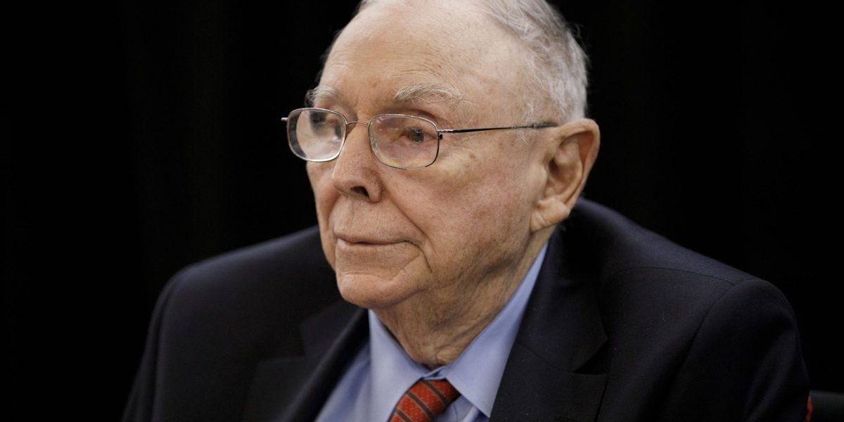 charlie-munger-celebrates-robinhood’s-‘unraveling’-after-a-disastrous-quarter,-calls-the-investing-platform-‘disgusting’