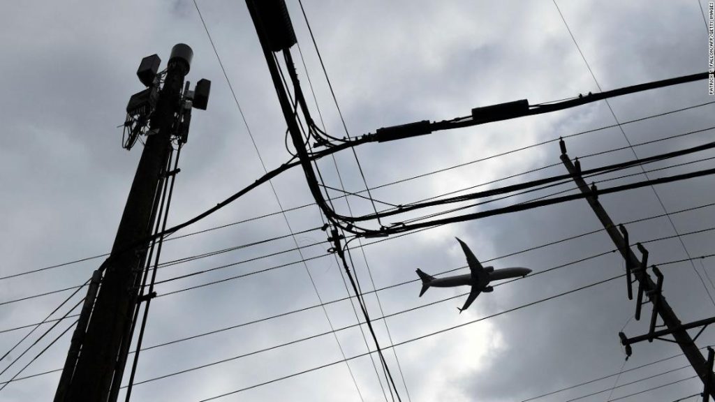 mobile-phone-carriers-agree-to-delay-rolling-out-some-5g-service-near-airports-for-another-year,-faa-says