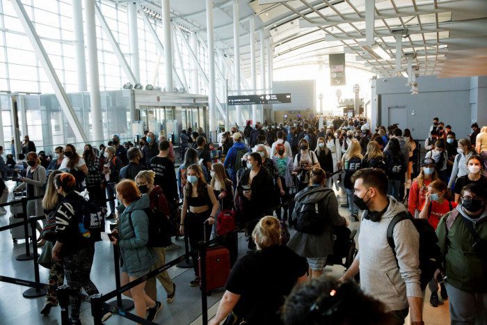 airports-battle-long-lines,-cancelled-flights