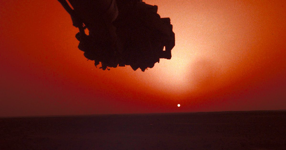 nasa’s-mars-lander-refuses-to-die-even-though-it’s-supposed-to