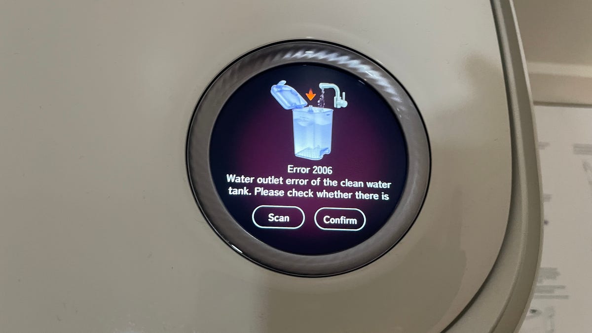 a-robot-vacuum-sneaked-into-my-house.-it-was-a-little-fishy