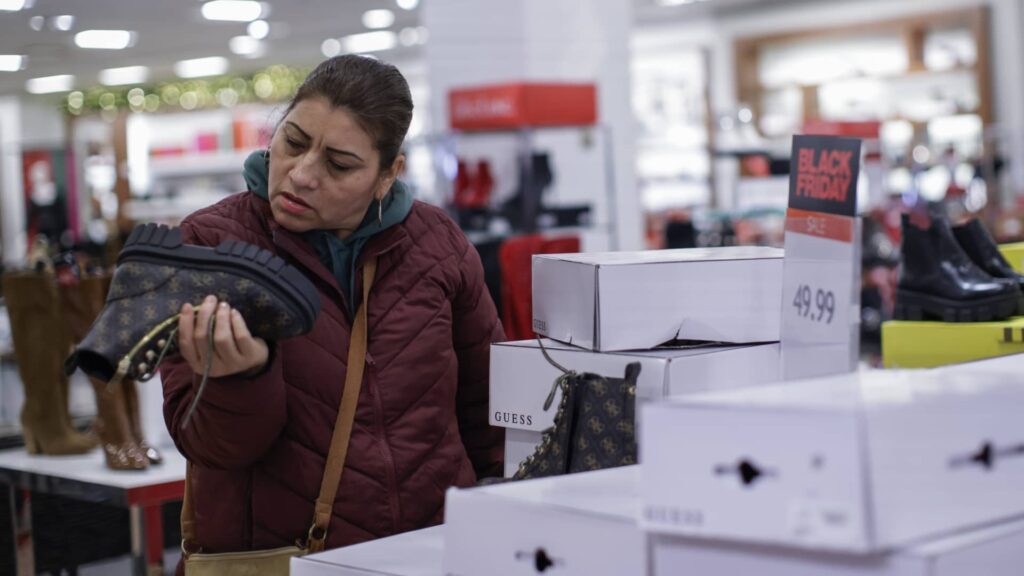 shopper-turnout-hit-record-high-over-black-friday-weekend,-retail-trade-group-says