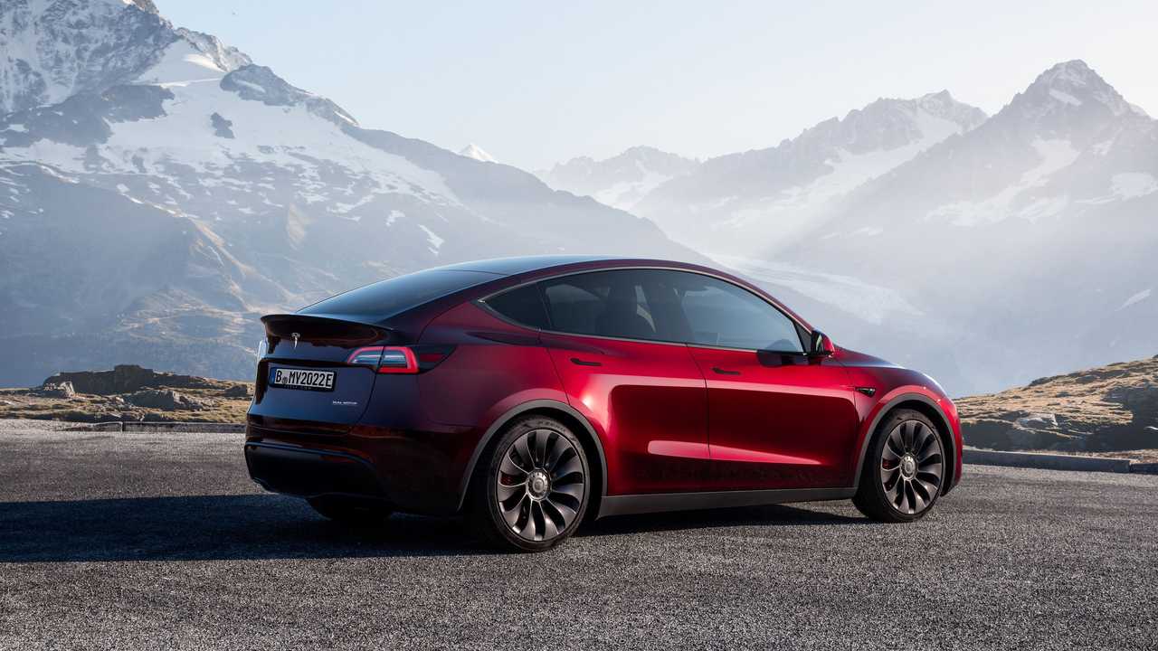 tesla-leads-ev-market-share,-but-rivals’-cheaper-models-are-gaining