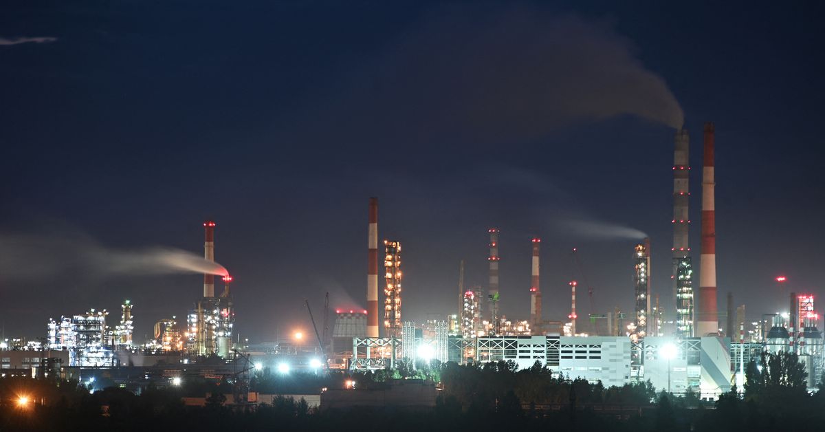 analysis:-russian-oil-revenues-could-weather-eu-ban,-g7-price-cap