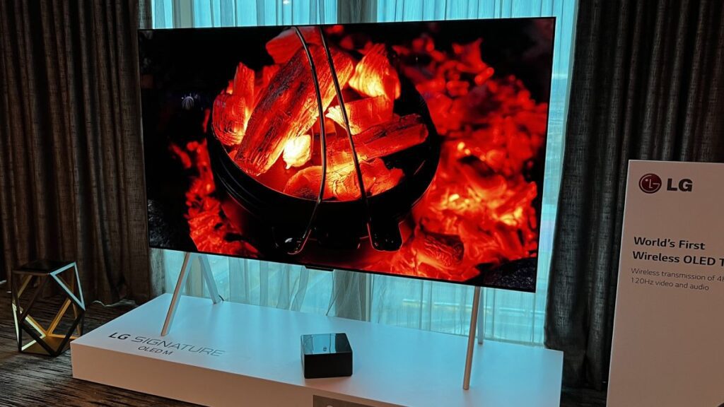 i-tried-lg’s-wireless-oled-tv-with-4k-120hz-video;-it’s-impressive,-but-with-3-problems
