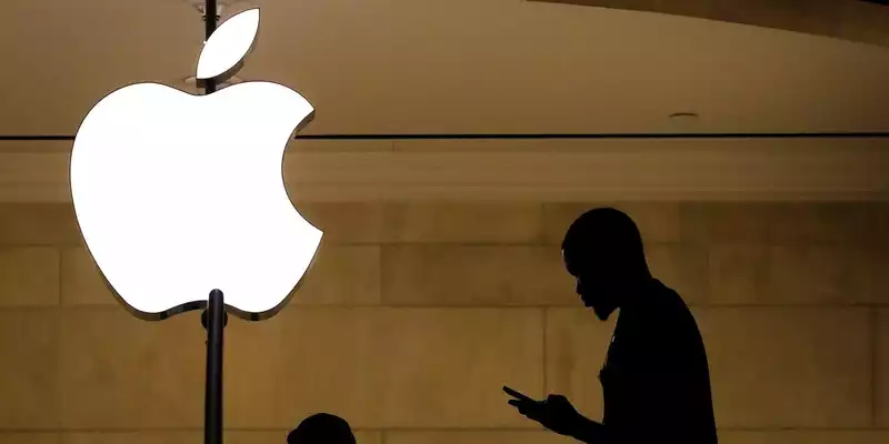 Tech Guru Mossberg Mocks DOJ's Apple Monopoly Claim